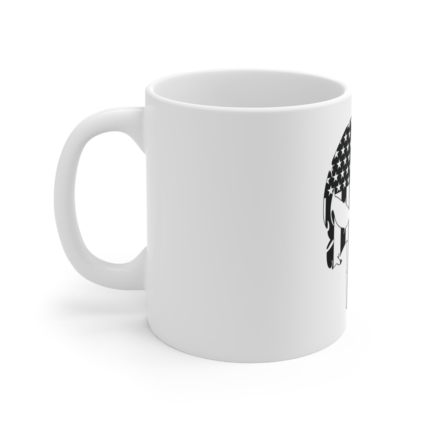 Black & White American Skull Flag Coffee Mug – Distressed USA Skull Mug – Bold Patriotic Icon Cup – Rugged Americana Gift Mug 11oz