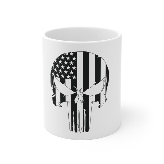 Black & White American Skull Flag Coffee Mug – Distressed USA Skull Mug – Bold Patriotic Icon Cup – Rugged Americana Gift Mug 11oz